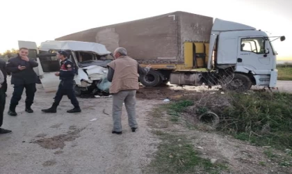 Osmaniye’de minibüs ile TIR çarpıştı: 2 ölü, 2 yaralı