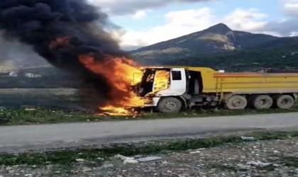 Osmaniyede seyir halindeki hafriyat kamyonu yandı