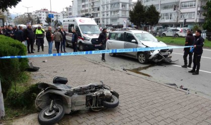 Otomobil motosikletli kuryeye, motosiklet de yayaya çarptı: 1i ağır 2 yaralı