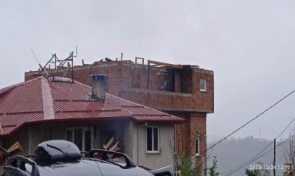 Rize’de fırtına; çatı uçtu, pencere camları kırıldı (2)