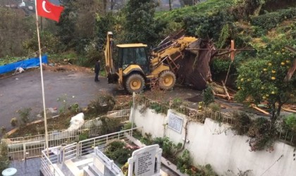 Rizede fırtına çatıları uçurdu: Araçlar zarar gördü