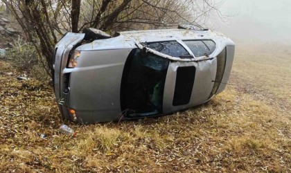 Şarampole devrilen otomobilin sürücüsü yaralandı