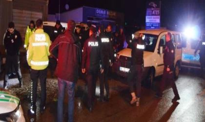 Seyir halindeki otomobilden havaya ateş açan 3 magandayı polis yakaladı