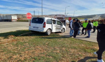 Siirt kamyonet ile hafif ticari araç çarpıştı: 1 yaralı