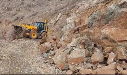 Siirt’te kayaların düştüğü yol ulaşıma kapandı