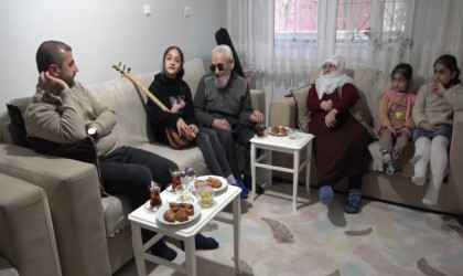 Âşık Veyselden etkilenerek saz çalmaya başlayan görme engelli Âşık Ünver, sazı ile hayata tutundu