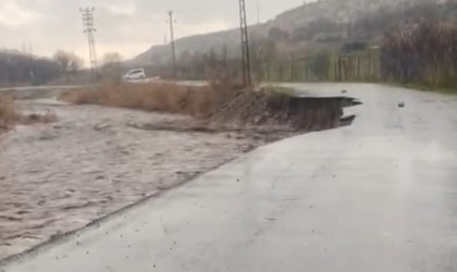 Şırnakta dereler taştı, yol çöktü