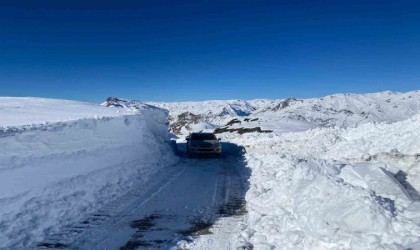 Şırnakta kar kalınlığı 2 metreyi aşınca dozer ve ekskavatör devreye girdi