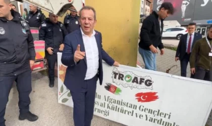 Tanju Özcan, Afgan sığınmacıların kurduğu derneğin tabelasını söktü