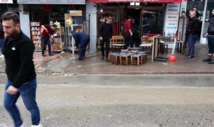 Trabzon’da su borusu patladı; yollar göle döndü, iş yerlerini su bastı/ Ek fotoğraflar