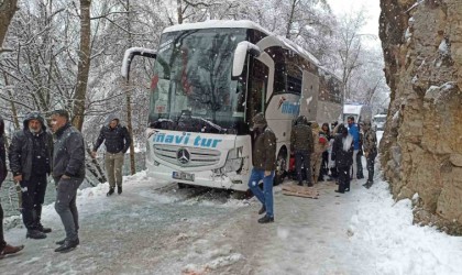 Tuncelide kayganlaşan yolda kaza: 3 yaralı