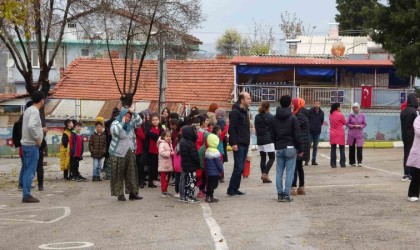 Uşakta ilkokulda çıkan yangında 1 kişi dumandan etkilendi