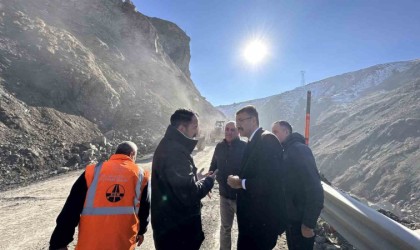 Vali Çelik, heyelan bölgesinde incelemelerde bulundu