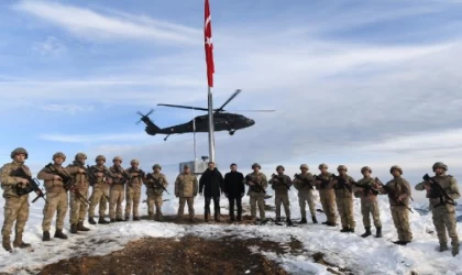 Vali Tekbıyıkoğlu’ndan, yeni yılda 2 bin 200 rakımda terörle mücadele eden askerlere ziyaret