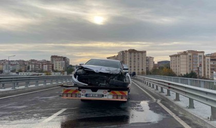 Viyadükte kontrolden çıkan otomobil refüje çarptı