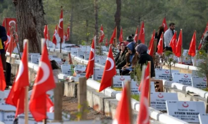 Yılın son gününü mezarlıkta geçirip, depremde kaybettikleri için dua ettiler