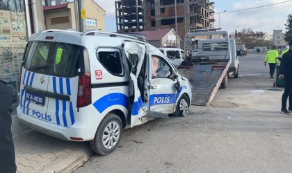 Yolcu otobüsü ile polis aracı çarpıştı: 2 yaralı