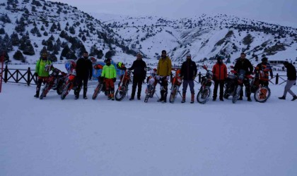 Adrenalin tutkunu motokrosçular nefes kesti