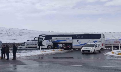 Ağrıda yolcu otobüsü ile kamyonet çarpıştı: 11 yaralı