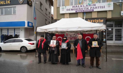 Aileler evlat nöbetine soğuk havaya rağmen devam etti