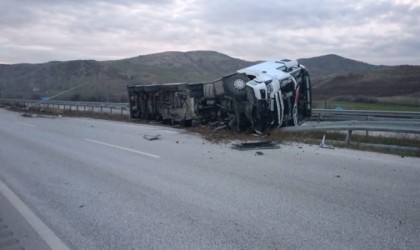 Akaryakıt yüklü tanker devrildi: Çorum-Ankara karayolu trafiğe kapatıldı