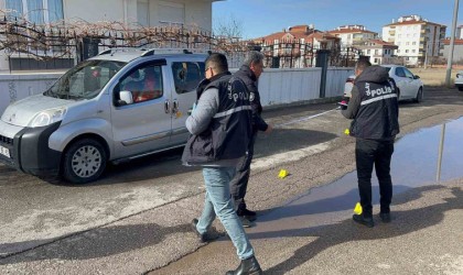 Aksarayda park halindeki araca tüfekle ateş açıldı