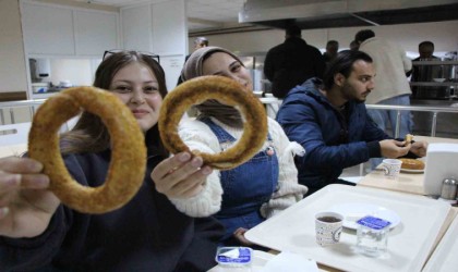 Amasya Üniversitesinden sınavlara çalışan öğrencilere çay-simit