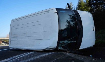 Anadolu Otoyolunda minibüs devrildi: 2 yaralı