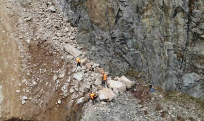 Artvinde heyelanlar sonrası profesyonel dağcılar yamaçlarda kaya temizliğine başladı