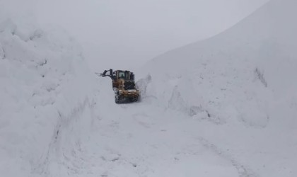 Askeri üs bölgesi yolunda 2 metreyi bulan karda zorlu çalışma