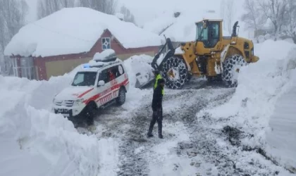 Ateşi çıkan minik Evrim, kardan kapanan yolun 3 saatte açılmasıyla hastaneye ulaştırıldı