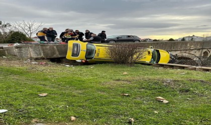 Babaeskide yoldan çıkan ticari taksi devrildi: 1 yaralı