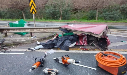 Bariyere çarpan otomobil parçalandı: 2 ölü, 2 yaralı