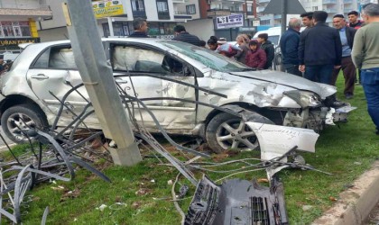 Batmanda kontrolden çıkan otomobil bariyeri aşıp direğe çarparak durdu: 1 yaralı