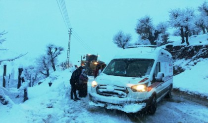 Batmanda köyde fenalaşan hasta 8 saatlik çalışmayla hastaneye ulaştırıldı