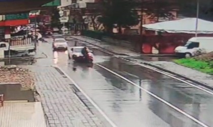 Batmanda otomobil ile motosikletin çarpıştığı anlar güvenlik kamerasına yansıdı