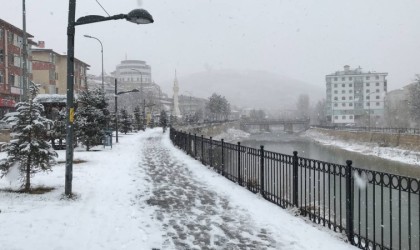 Bayburt güne kar yağışıyla uyandı