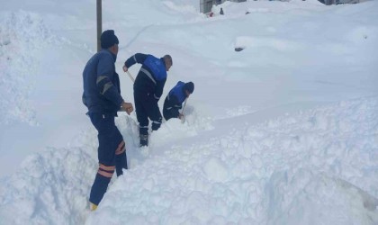 Belediye ekibinin zorlu karla mücadelesi