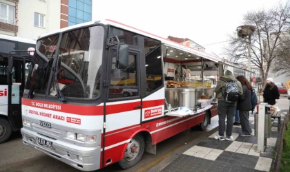 Belediyeden öğrencilere çay ve simit ikramı