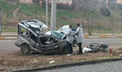 Beton direğe çarpan hafif ticari aracın sürücüsü öldü