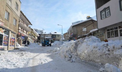 Beytüşşebapta vatandaşlar damları, belediye cadde ve sokakları temizliyor