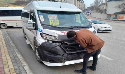 Bilecikte minibüs ile midibüsün çarpışması sonucu 1 kişi yaralandı