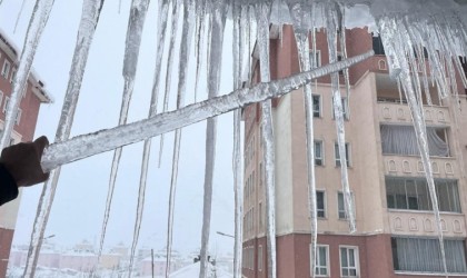 Bitliste çatılardaki buz sarkıtlarının boyu 2 metreyi buldu