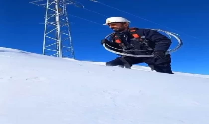 Bitlis’te ekipler, karlı yolları aşıp elektrik arızasını giderdi