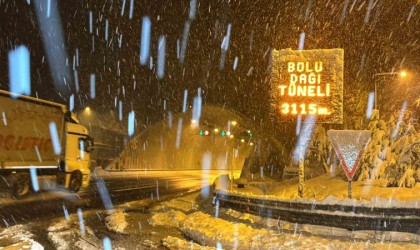 Bolu Dağında yoğun kar yağışı: Görüş mesafesi 40 metreye düştü