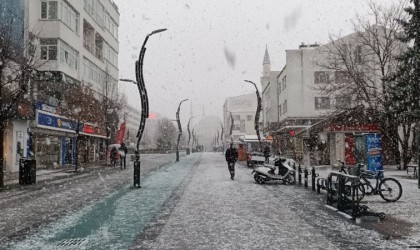 Boluya lapa lapa kar yağıyor