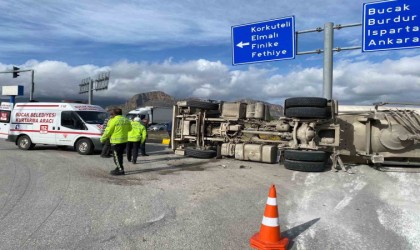 Burdurda kontrolden çıkan tır devrildi: 1 yaralı