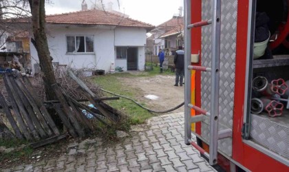 Burdurda sobadan çıkan yangında evde maddi hasar oluştu