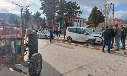 Burdurda traktör ile hafif ticari araç çarpıştı: 1 yaralı