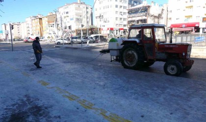 Buzlanan kaldırımlar solüsyonla çözülüyor